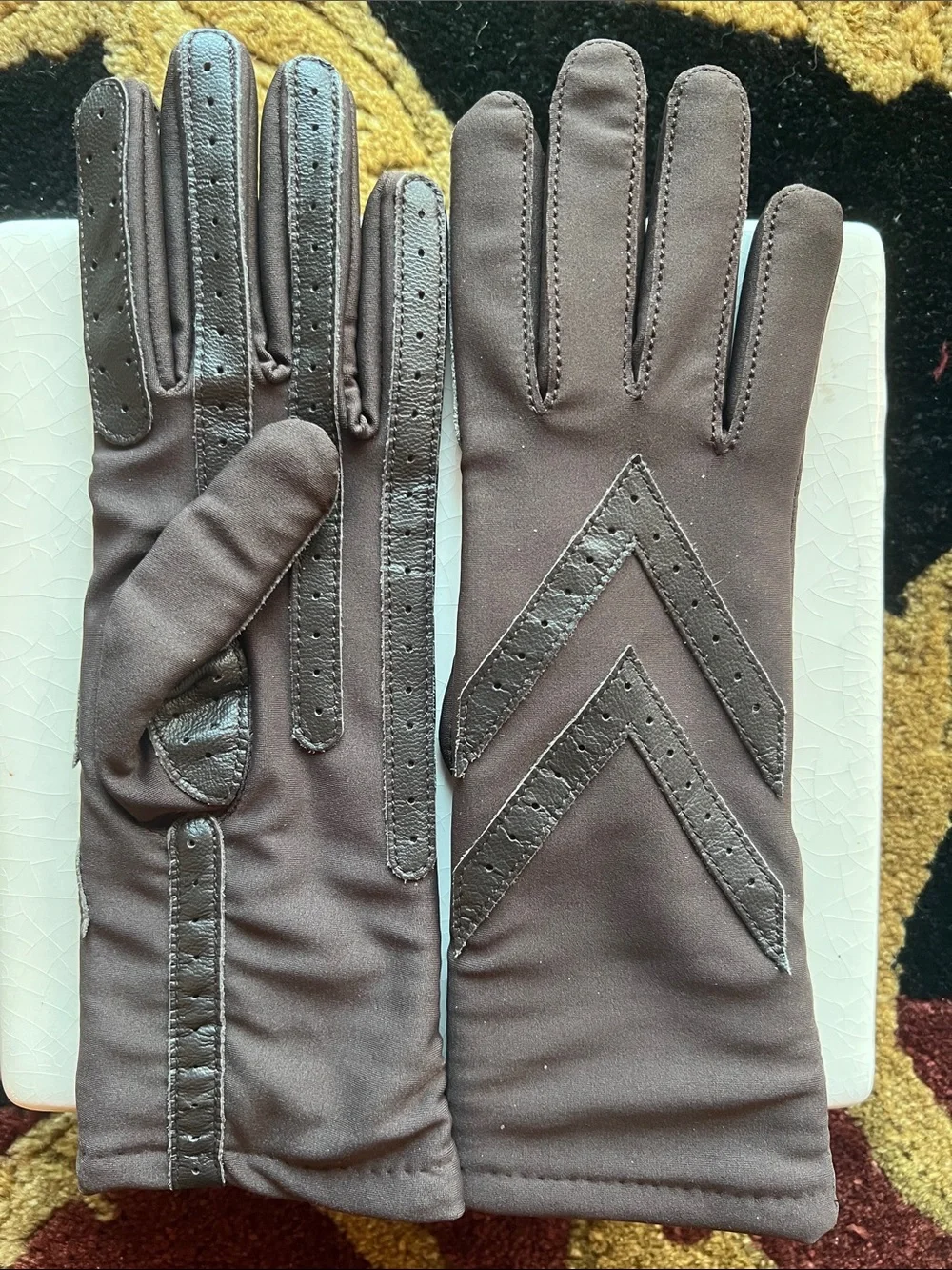 isotoner Women’s Lined Water Repellent Spandex Chevron Details Brown Gloves OS